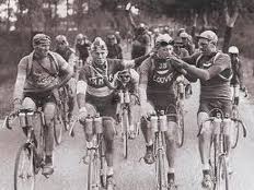 The 2013 tour de france marks the 100th of the event's history, which began in 1903 (the competition was put on hold during the two world wars). 100 Anos Del Tour De Francia