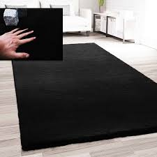 Pro m² ist der teppich dabei äußerst weich und gemütlich das weiche polypropylen garn ist pflegeleicht und lässt sich einfach. Fellteppich Kunstfell Teppich Imitat In Schwarz Dicht Flauschig Seidiger Glanz Vimoda Homestyle