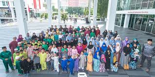 Selangor, malezya kim devlet başkanı ve selangor'da i̇slam dininin başı.1 mevcut hükümdar, sultan şarafuddin i̇dris şah 22 kasım 2001'de babasının ölümü üzerine tahta çıktı. Yayasan Raja Muda Selangor Yrms