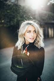 Flexible hairstyles to cover the range of assignments and aspects of her life. 30 Pictures Of Julianne Hough With Beautiful Short Hair Beautiful Hough Julianne Pictures Short Rambut Fotografi