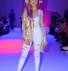 Entdecke die günstigsten preise und shops zu globo de bei preis.de. Barbara Bandeira Conta Como Reagiu A Nomeacao Para O Globo De Ouro Revelacao Do Ano Holofote