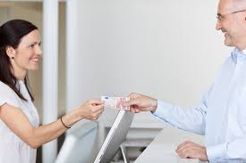 Guichetier vendeur / guichetière vendeuse (h/f). Fiche Metier Guichetier Salaire Etude Role Et Competence Regionsjob Com