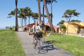 A 5min de votre resort club med la palmyre atlantique, le golf de la palmyre offre l'un des plus beaux parcours 9 trous de la côte, au cœur d'une pinède. Club Med La Palmyre Atlantique Kinderhotel In Poitou Charentes