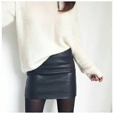 Nous vous proposons en effet des jupes de diverses couleurs, aux tons clairs ou foncés. Jupe En Cuir Noir Pull Blanc Oversize Le Bon Mix Lederrock Schwarze Lederrocke Weisse Pullover