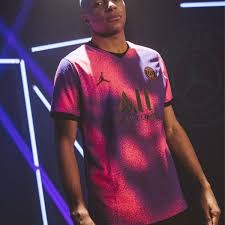 Maillot 90 minute 100% personnalisé avec 1 sponsor de votre choix + flocage nom & numéro offert. Le Psg Et Jordan Devoilent Un Nouveau Maillot Surprenant
