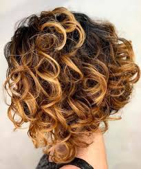 Taglio lungo e riccio con riga centrale, tra i migliori tagli e acconciature per donne mature. Tagli Capelli Ricci 2022 Corti Medi Lunghi Tendenze