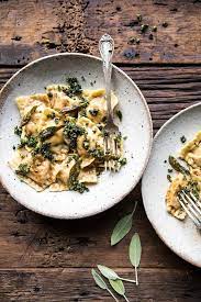 Butternut Squash Cheese Ravioli With Browned Butter Sage Pesto Recette Lasagnes Recettes De Cuisine Repas De Pates