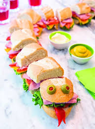 Un Sandwich Serpent Original Pour L Apero Dinatoire Halloween Un Drole De Sandwich Serpent Crou Apero Dinatoire Halloween Repas Halloween Nourriture Halloween