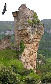 Un Nid D Aigle Dans La Vallee Des Vautours Le Chateau De Peyrelade Paysage France Chateau France Chateaux Cathares