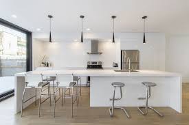 Dissimulée derrière un claustra, dynamisée avec des touches de couleur, relookée avec des matériaux modernes. Cuisine Moderne Blanche Armoire Design Interior