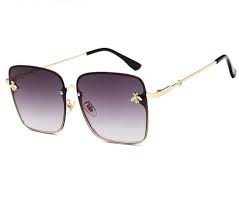 Le même esprit est incarné par la gamme de lunettes de soleil de luxe balmain. Lunettes De Soleil Carre Noir Homme Lunettes Lifestyle