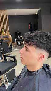 Mid Fade en V: Estilo Innovador para Cabello