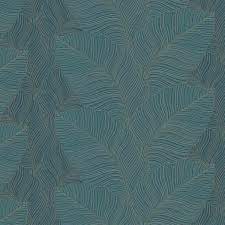 Ces effets d'optiques sont créés par une association de couleurs astucieuse, du beige vert pâle, du gris olive et du gris vert clair. Papier Peint Palme Bleu Vert Dore Tulla Intisse Kalico