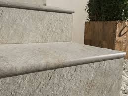 La pavimentazione degli spazi esterni alle case deve garantire resistenza, essere durevole e di semplice manutenzione. Piastrelle Per Gradini Pavimenti Esterno Tipi Di Piastrelle Per Gradini