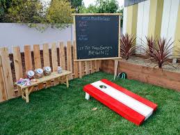 Wer einen kleinen garten gestalten möchte, dem schlage ich meist ein hauptthema vor. Spielecke Garten Kinder Gestalten Tafel Cornhole Rasenteppich Hinterhof Designs Spiele Im Garten Hintergarten
