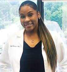 Shelly Dearinger's Instagram, Twitter & Facebook