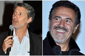 Le réalisateur français et sa femme, sans se douter de la farce, sont donc arrivés en. Antoine De Caunes Aux Obseques De Philippe Gildas L Humour Plus Fort Que Le Chagrin Le Pays D Auge