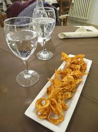 Le chips di zucchine sono un antipasto davvero sfizioso e croccante che si prepara in pochissimo continuate in questo modo fino a quando avrete preparato tutte le chips di zucchine ed a questo. Chips Di Zucca Picture Of Scaccianuvole Ferrara Tripadvisor