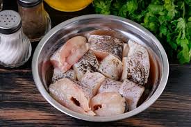 Gör små skåror i fisken. Inlagda Gadda Recept Hemma Gadda