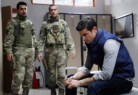 Ünlü oyuncu berk oktay, yeni bir aşka yelken açtığı sevgilisi yıldız çağrı atiksoy ile çektirdiği fotoğrafını 'sefa geldin gönlüme' notuyla paylaştı. Sen Anlat Karadeniz 64 Bolum Fotograflari Fotograf Savascilar Askeri