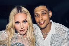 Descubra quem é Josh Popper, atual namorado de Madonna