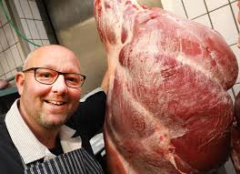 Slager verwerkt varken op rockmuziek