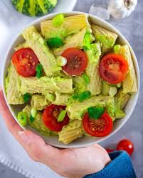 Mit einem löffel das fruchtfleisch herauslösen und in den becher des stabmixers geben. Einfaches Veganes Avocado Pesto Mit Pasta