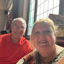 Hi! Could anyone suggest me some ideas to start my journal? Thanks! 🥹 💚