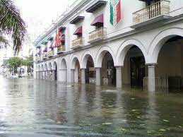 Un hombre se traslada con una despensa en tlacotalpan veracruz, el cual se vio afectado por los desastres naturales en los meses de septiembre y octubre debido al huracán karl y a la tormenta tropical matthew. Otras Fotos Del Huracan Karl En Veracruz Puerto Veracruz Antiguo