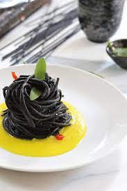 Un bianco di montagna che grazie alla sua sapidità sarà in grado di reggere i sapori del risotto. Spaghetti Al Nero Di Seppia Con Crema Di Cavolfiore Allo Zafferano E Alici