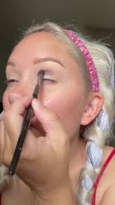 Makeup tut creating Queen Elsa 👑☃️❄️💨🪄 #halloweenlook #halloweenmakeup  #makeuptutorial #spookyseason