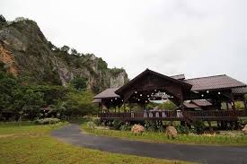 Menampakkan kedua paha yang putih mulus dan montok. Nikmati Percutian Berkonsepkan Kampung Di Keriang Hill Alor Star