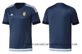 Después de la enorme decepción de la última copa américa, la selección argentina llega a chile con ganas de confirmar la mejoría a nivel competitivo que ha sufrido recientemente. Adidas Presento El Nueva Camiseta Argentina De La Copa America 2015 Replicas Camisetas