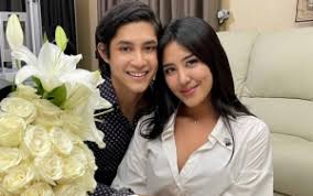 Teuku rassya mengawali kariernya dibidang bisnis, dia menjual beraneka handphone dan aksesorisnya di itc fatmawati. Teuku Rassya Berita Foto Video Lirik Lagu Profil Bio Halaman Utama Teuku Rassya Wowkeren Com