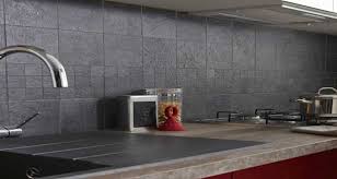 Carrelage · découvrez notre sélection de carreaux pour le sol · carrelage imitation parquet, grès cérame, faïence ou mosaïque · pour salle de bain, cuisine ou séjour · différentes dimensions et couleurs · livraison rapide chez la faïence est poreuse et ne convient donc pas pour l'extérieur. Relooker Sa Cuisine 5 Revetements Pas Chers Du Tout