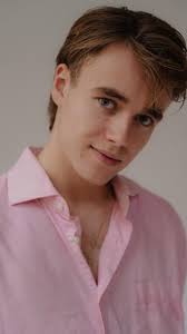 “Nu omdat Gooische Vrouwen uit is, ben ik weer acteur,” Vertelt acteur  Tommy van Lent in Jongstof. “Maar als dat ooit weer weg ebt en mensen mij  niet meer kennen, dan ben ik in mijn hart nog steeds ...