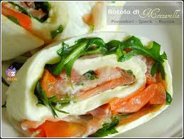 Il rotolo di mozzarella farcito è quello che fa al caso vostro. Rotolo Di Mozzarella Farcito Con Pomodori Speck E Rucola Ricette Idee Pasto Sano Idee Alimentari
