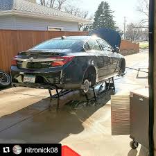 Opel Insignia Auf Einer Hebebuhne Vor Der Garage Garage Toyota Auris Autos