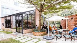 Maison francaise, also known as the french house, is a french restaurant in kl situated in jalan changkat kia peng. 12 Scenic Cafes In Kuala Lumpur With Stunning Views Of The City Rainforest And Lake Where You Can Chill With Your Friends