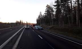 Flygolyckan i örebro påminner om en liknande olycka som inträffade i umeå 2019, och den senare har används av polisen i olycksfallsövningar. Trafikolycka Pa Riksvag 50 Norr Om Askersund Orebro Tribune