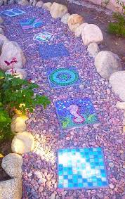 Mosaic Stepping Stone Pathway Like The Colored Rocks Against The Blue Stepping Stones Garten Mosaikweg Gartengestaltung Mit Steinen