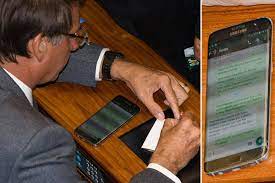 O presidente jair bolsonaro disparou mensagens, por meio do whatsapp, convocando apoiadores para ato contra o congresso nacional e o stf (supremo tribunal federal), que deve ser realizado em 15 de março. No Whatsapp Bolsonaro Diz Que Nao Ira Visitar Filho Na Papuda Veja