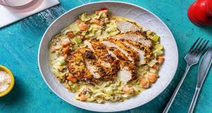 Hier Kommt Ein Kreatives Rezept Fur Dich Gebratene Hahnchenbrust Mit Cremigem Porreegemuse Und Scharfen Linse Porree Gemuse Lebensmittel Essen Marinade Rezept