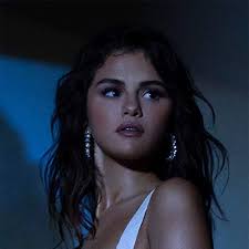 Selena gomez is back, baby, and she's entering a new phase in her career with wisdom, optimism and a healthier state of mind. Selena Gomez Bei Amazon Music