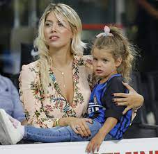 Denn die schauspielerin sucht händeringend nach einem fußballprofi, freundin wanda nara will ihr dabei helfen. Wanda Icardi Wie Eine Spielerfrau Inter Mailand Verruckt Macht Welt