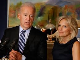Jun 14, 2021 · die queen präsentiert joe biden britischen pomp, der präsident und seine frau jill verhalten sich angemessen. Joe Biden Ehefrau Jill Bricht Sich Das Handgelenk Bunte De