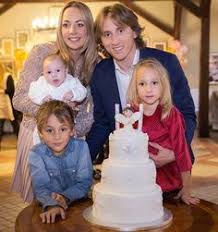 Rođendan, moja princezo!', napisao je na instagramu naš proslavljeni reprezentativac i nogometaš real madrida luka modrić, objavivši uz to fotografiju svoje najmlađe kćeri, malene sofije, koja je proslavila drugi rođendan. Luka Modric
