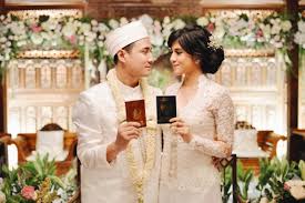 Anda bisa memberikan baju muslim pasangan yang berupa baju gamis untuk pengantin wanita. 10 Kado Nikah Bermanfaat Rp 500 Ribu Yang Jarang Terpikirkan