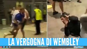 Benvenuto/a impara l'italiano insieme a migliaia di studenti in modo divertente e naturale. La Vergogna Di Wembley Tifosi Inglesi Si Picchiano Allo Stadio Dopo La Partita
