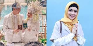 10 potret isi tas rey mbayang, ada yang bikin dinda hauw cemburu. Rey Mbayang Nyanyikan Lagu Ciptaannya Untuk Dinda Hauw Indah Dewi Pertiwi Akui Romantis Kapanlagi Com